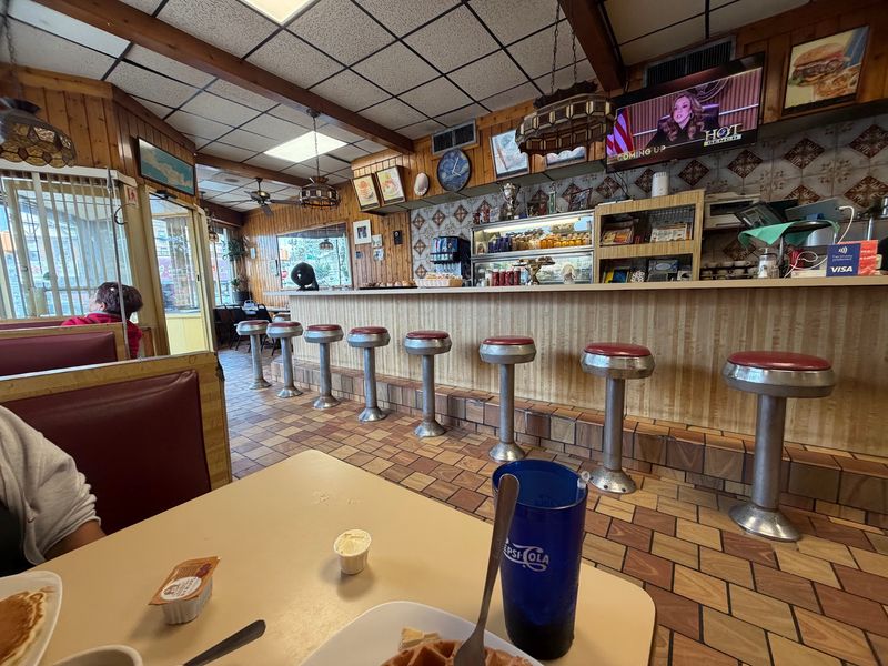 Sunrise Diner: Early Birds Get The Biggest Worms
