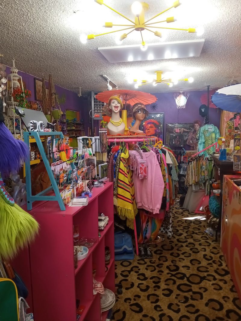 Super Junk Vintage Shop, Monument