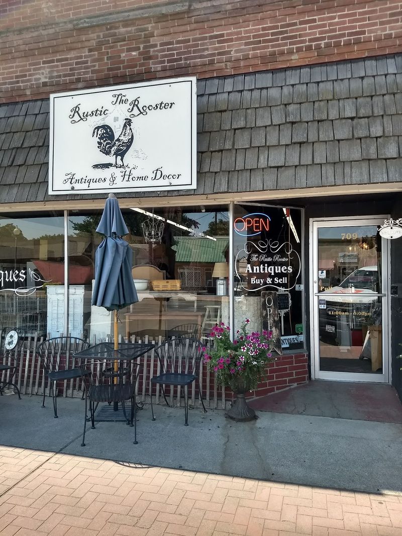THE RUSTIC ROOSTER ANTIQUES & HOME DECOR