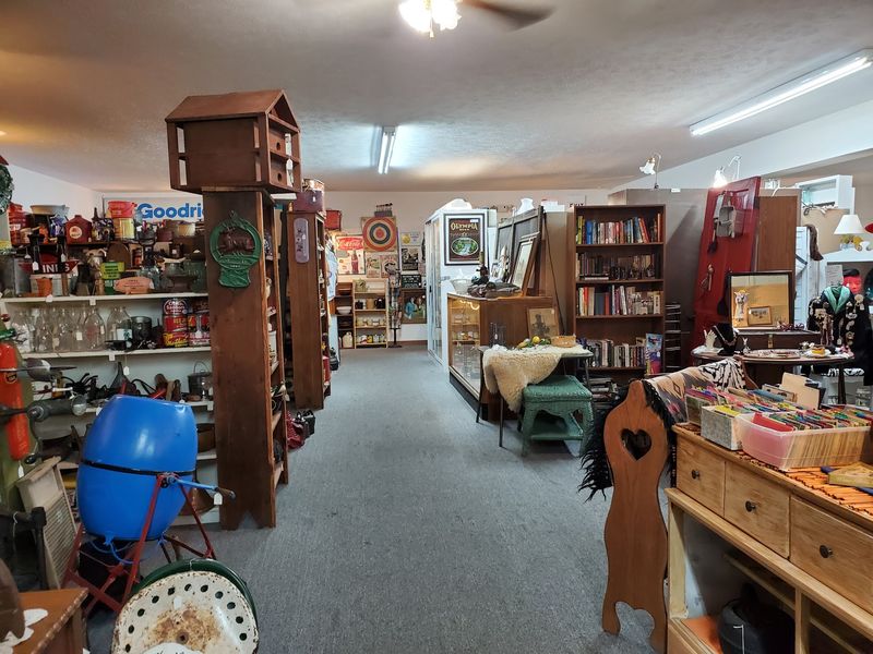Tammi's Treasures, Antiques & More, Divernon, IL