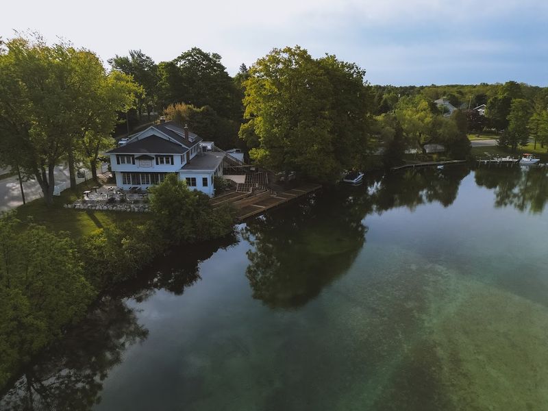 Riverside Inn, Leland