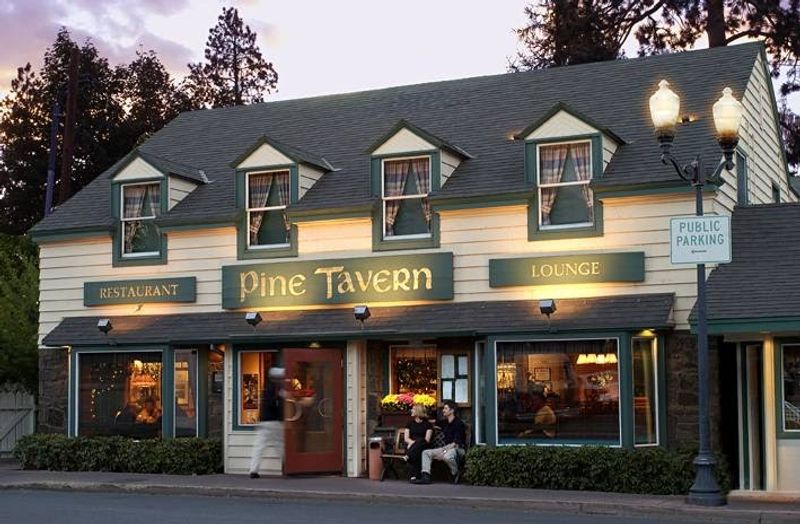Pine Tavern Restaurant – Bend (Deschutes River / Mirror Pond)
