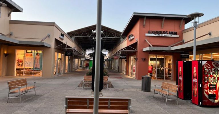 Texas Is Home To A Massive Outlet Mall Bargain Hunters Can’t Stop Visiting