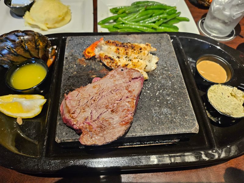 Black Rock Bar & Grill – Novi