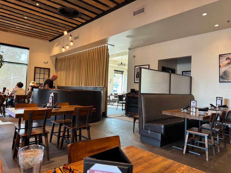 Atmosphere, Seating, And Noise Levels