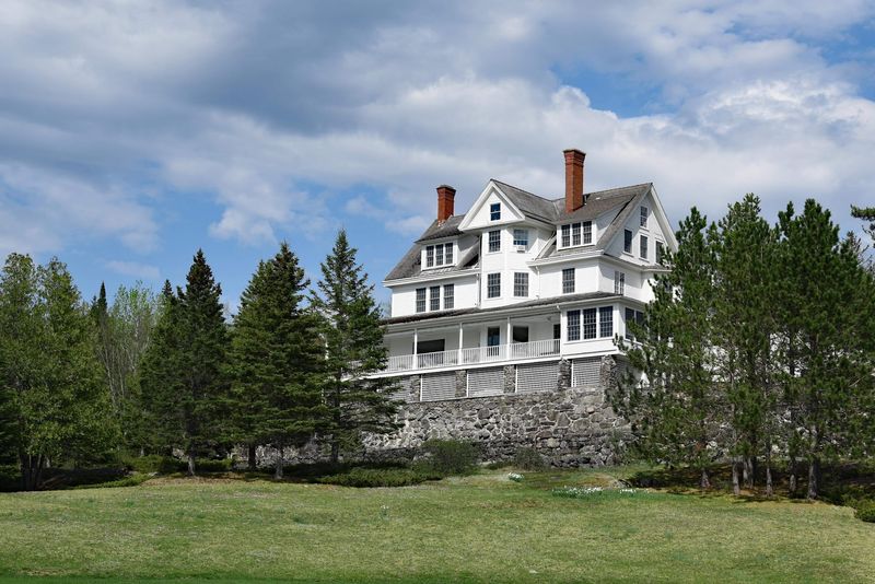 That Fieldstone Wall Turns Every Table Into A Lookout