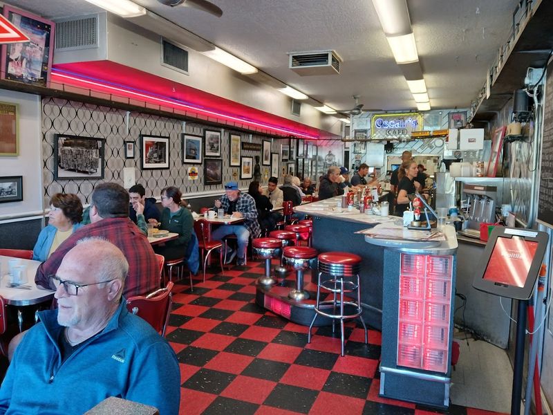 The 1950s Diner Atmosphere That Keeps First-Timers Coming Back Twice