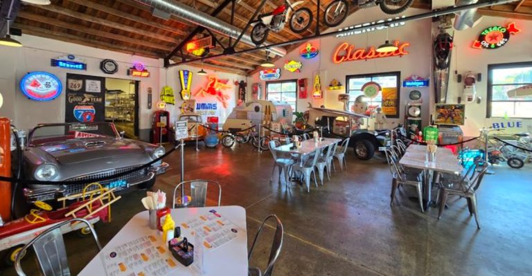 The 1950s-Style Ohio Diner Where The Milkshakes Are A Midwest Legend