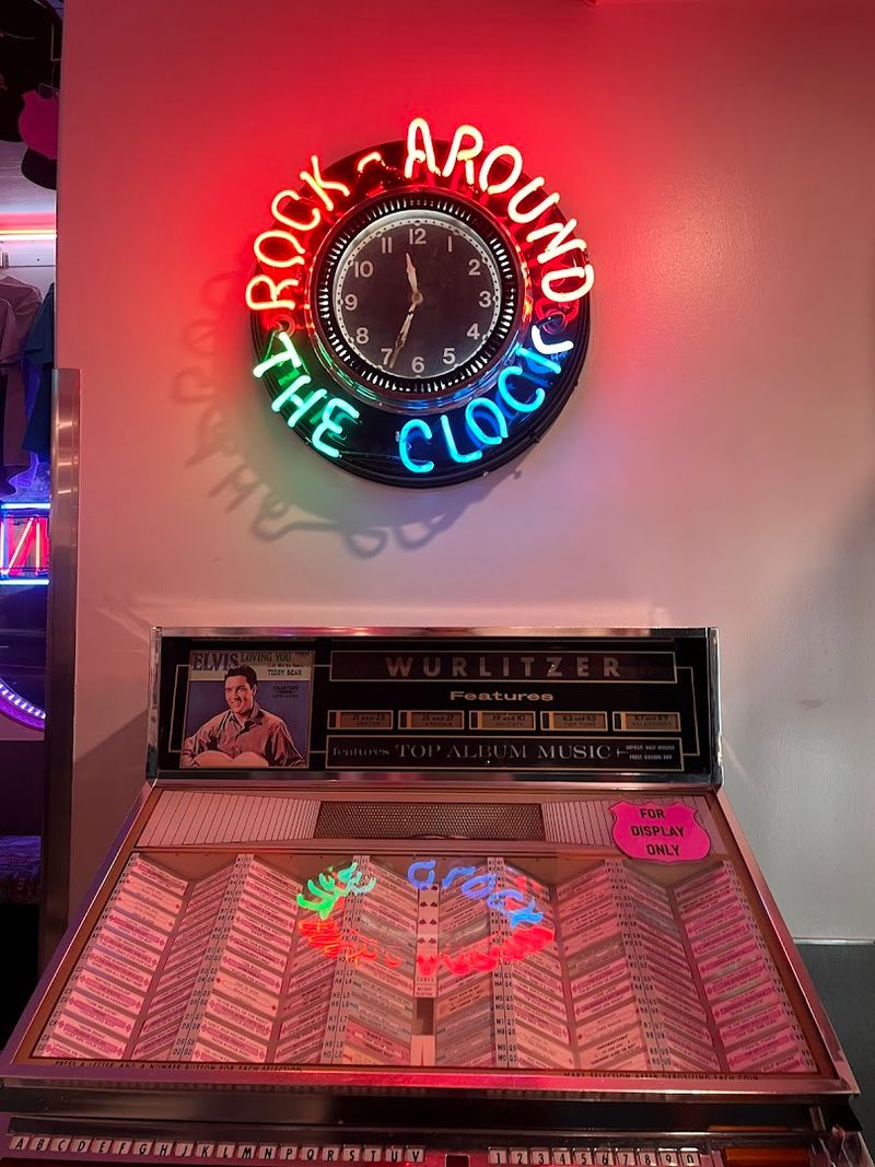 The 1958 Seeburg Jukebox That Sets The Mood