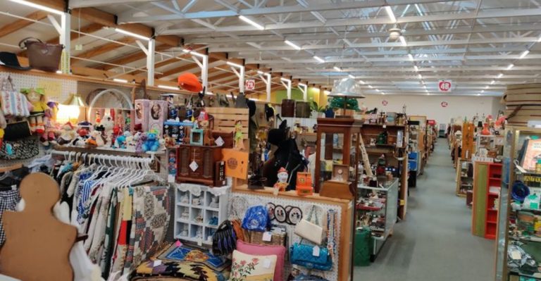 The Antique Shop In Washington That’s So Ridiculously Big, You’ll Need A Game Plan Before Entering