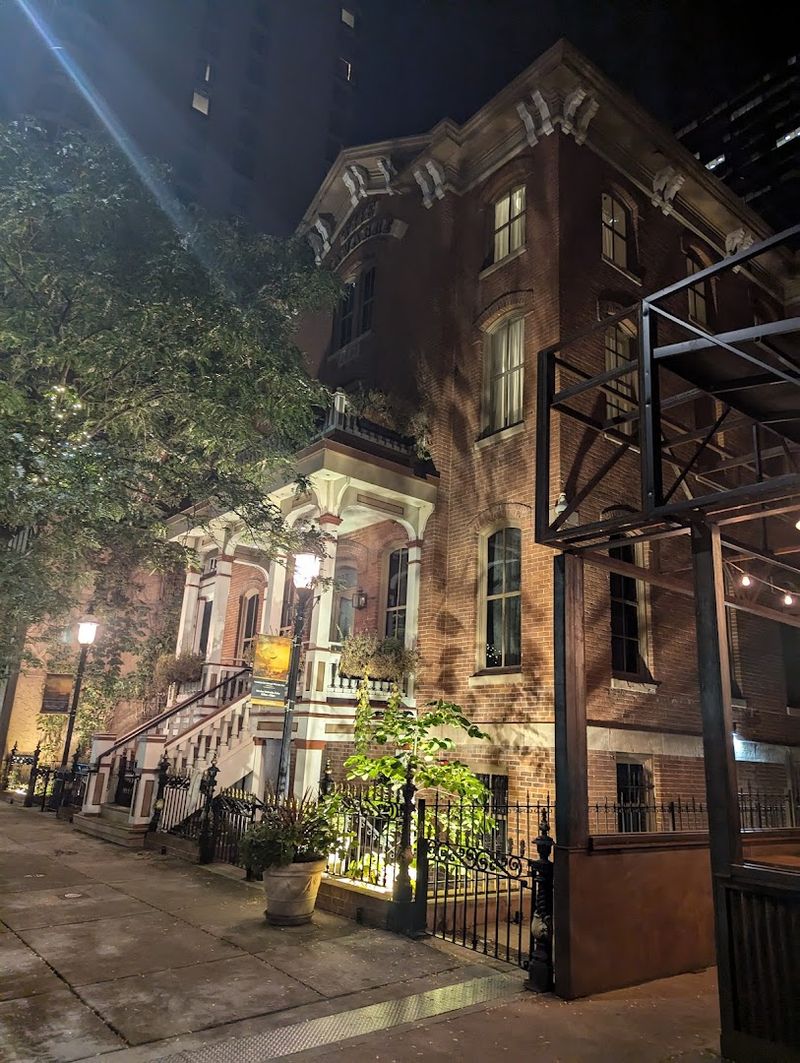 Why the No-Photography Rule Actually Works in Your Favor