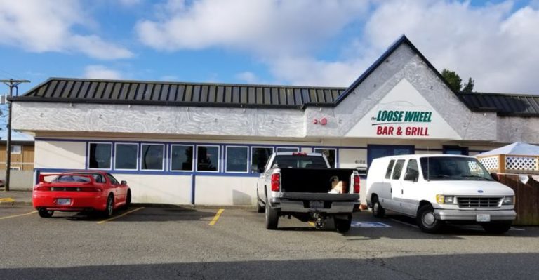 The BLT At This Small Washington Restaurant Is So Huge, It Almost Falls Off The Plate