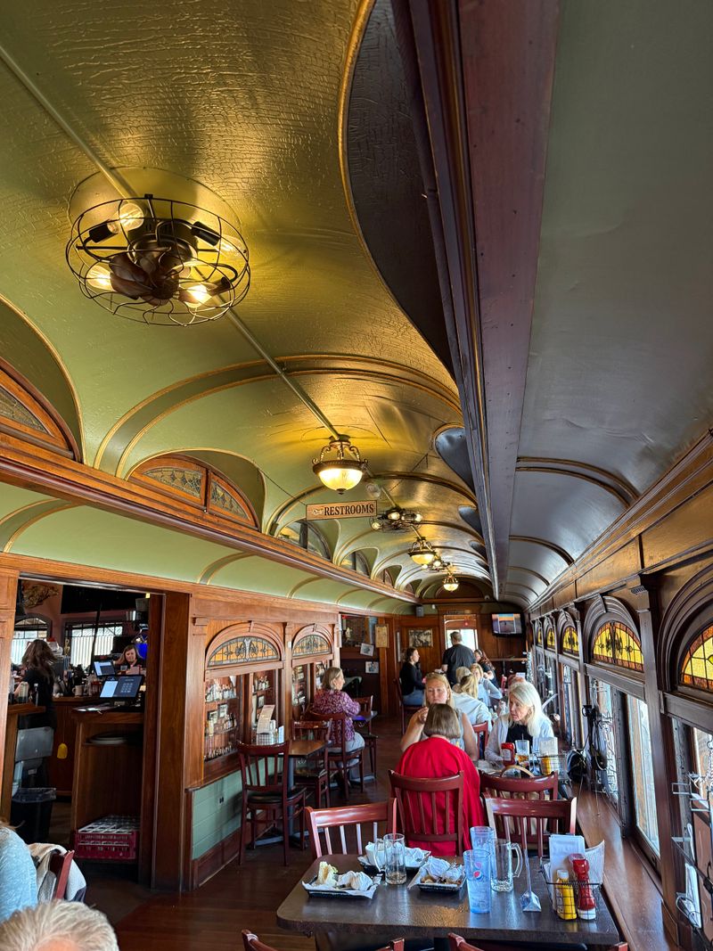 Decor, Ambiance, And Seating