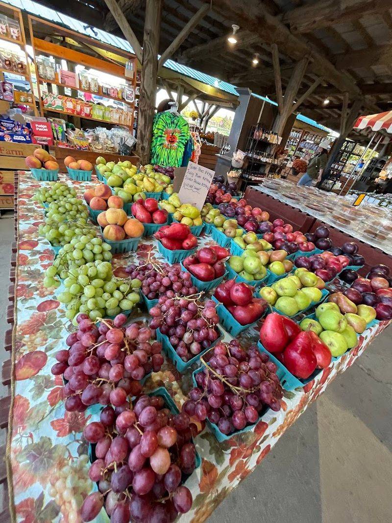 The Bakery Turns Summer Fruit Into Crowd-Pleasing Treats The Bakery Turns Summer Fruit Into Crowd-Pleasing Treats