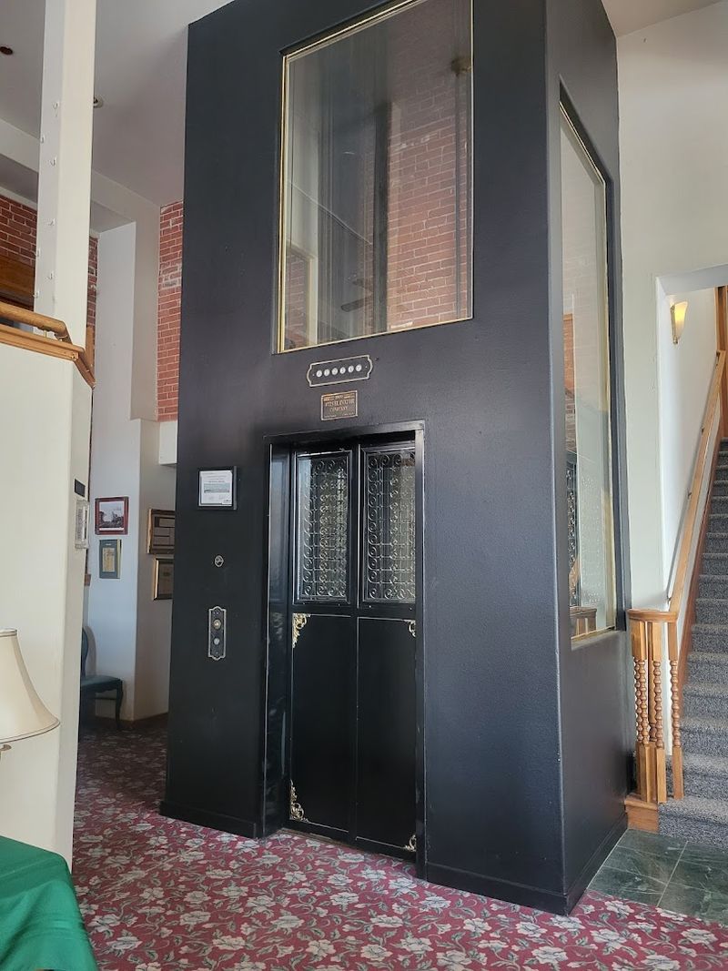 The Birdcage Elevator That Moves By Itself