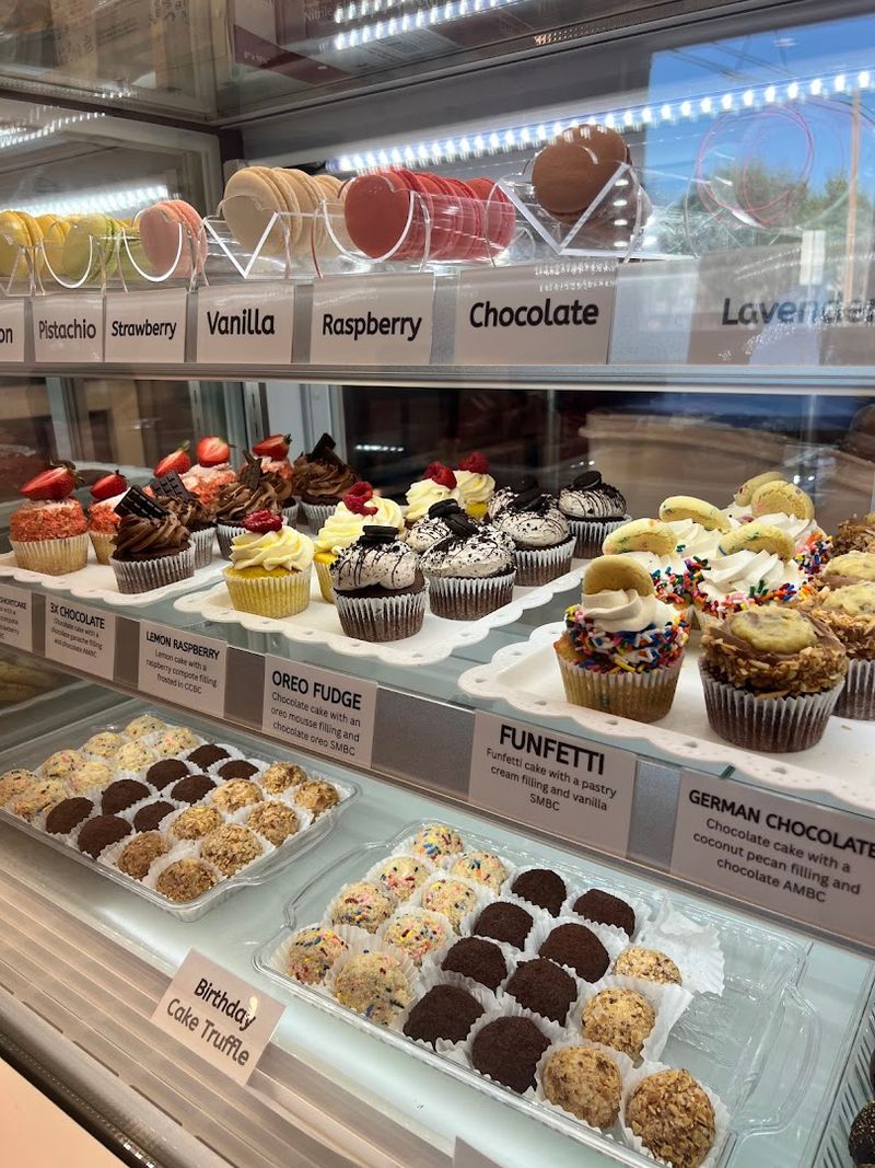 Lemon-Touched Custom Cupcakes That Actually Deliver on Looks and Flavor