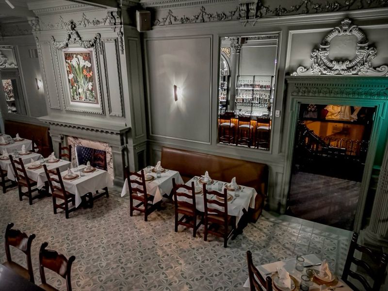 Operating Hours and Pricing That Reflect an Upscale Dining Experience