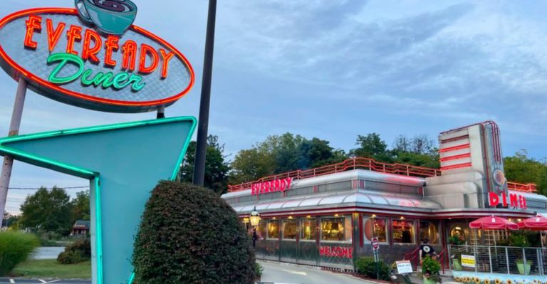 The Classic New York Diner Where French Toast Keeps Winning Hearts