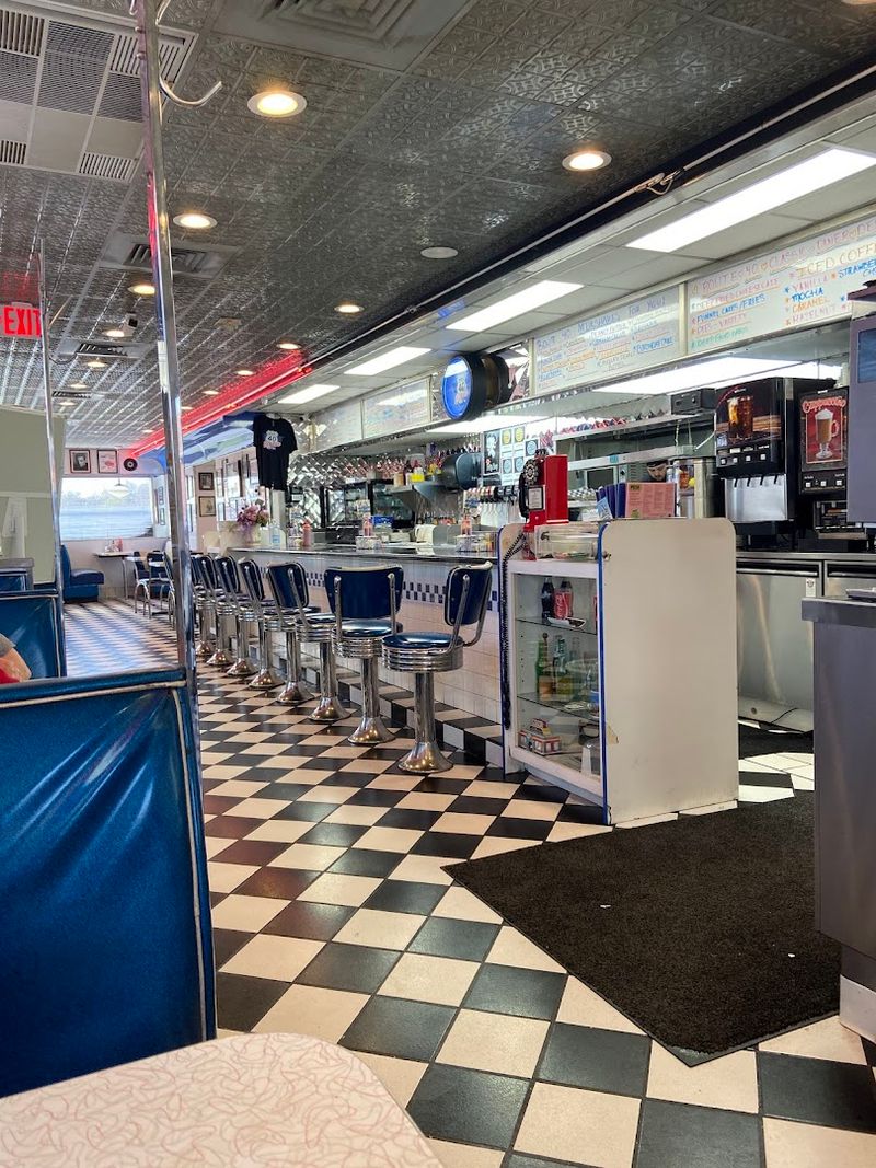 The Retro 1950s Atmosphere That Sets the Mood