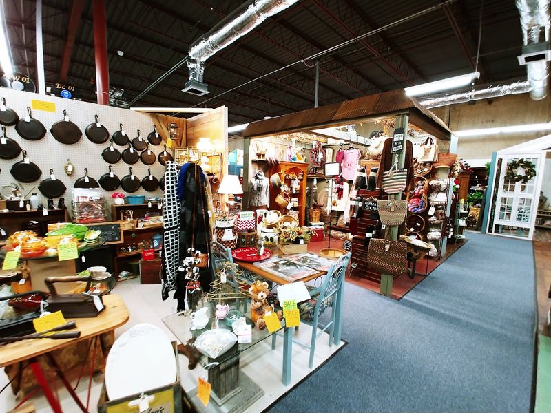 The Cotton Shed Vintage Market, Bryant