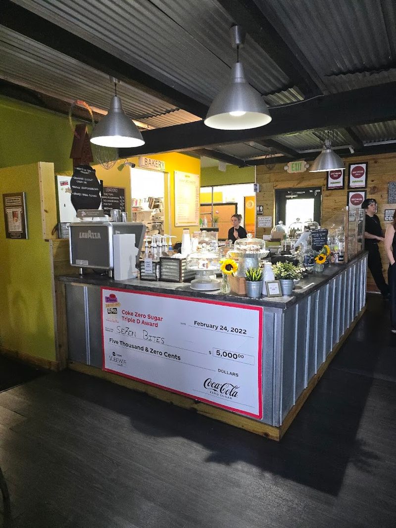 The Counter-Service Model Keeps Things Moving Efficiently The Counter-Service Model Keeps Things Moving Efficiently