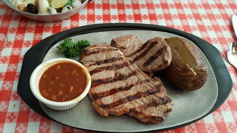 The Filet Mignon That Proved Elegance Lives In The Canyon