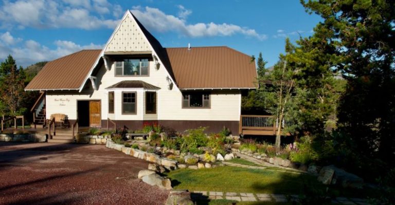 The Cozy Mountain Lodge In Montana You’ll Never Want To Leave