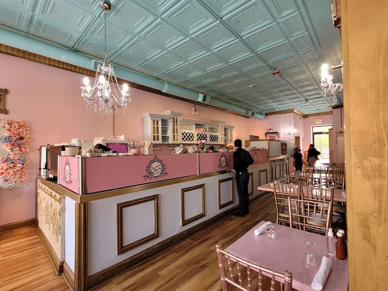 The Crêpes At This Tiny Illinois Brunch Spot Are Worth Planning A Trip Around