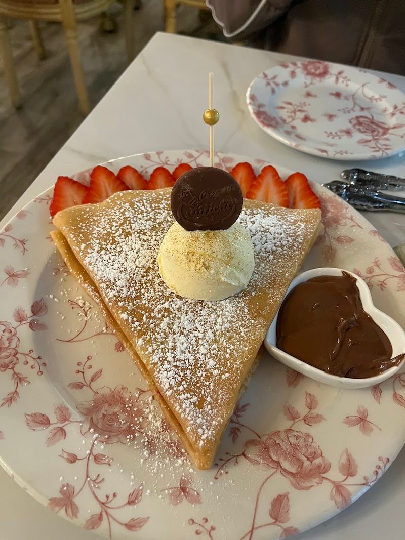 The Crêpes At This Tiny Illinois Brunch Spot Are Worth Planning A Trip Around