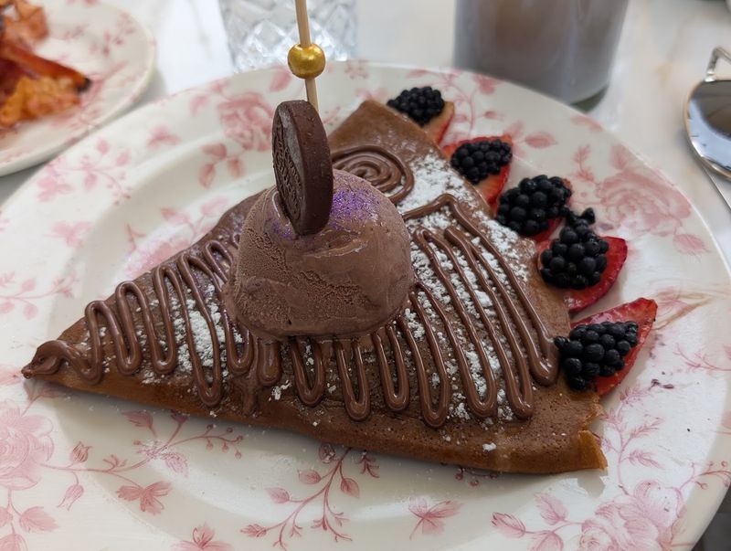 The Crêpes At This Tiny Illinois Brunch Spot Are Worth Planning A Trip Around