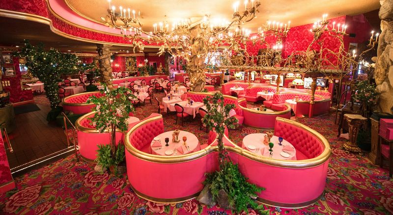The Decor That Makes Every Dinner Feel Like A Main Event The Decor That Makes Every Dinner Feel Like A Main Event