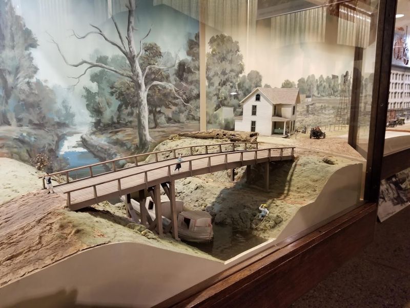 The Diorama That Stops Everyone in Their Tracks The Diorama That Stops Everyone in Their Tracks