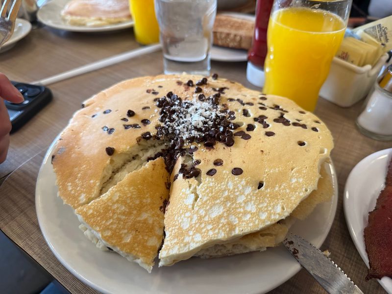 The Downtown Diner Where Route 66 Officially Clears Its Throat