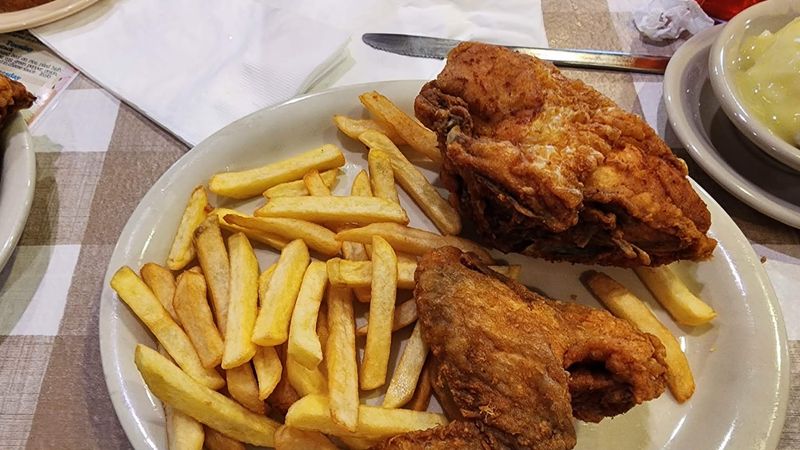 The Famous Fried Chicken That Keeps People Coming Back The Famous Fried Chicken That Keeps People Coming Back