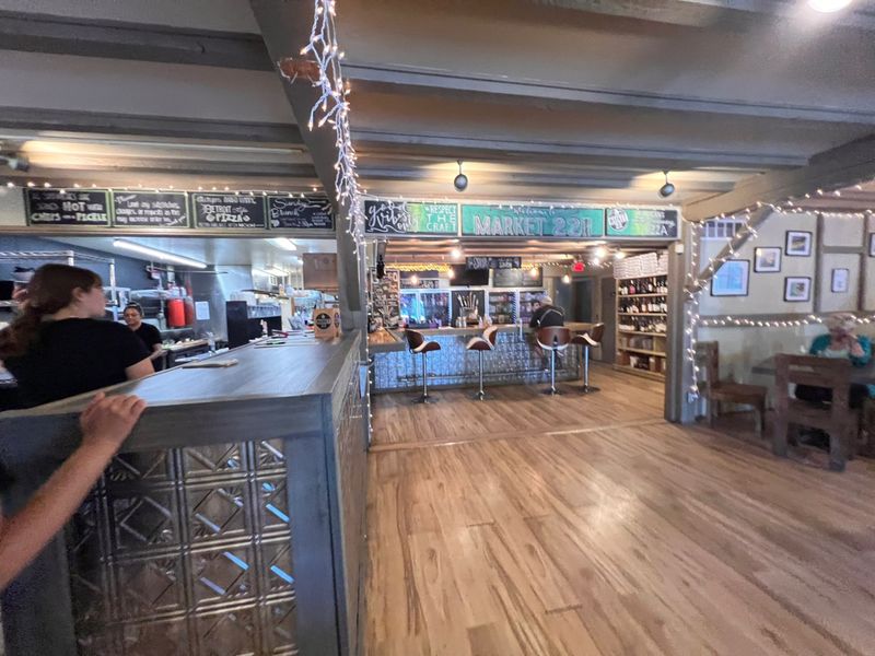 Market 22, Maple City