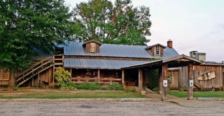 The Fried Catfish At This Alabama Family Restaurant Will Keep You Coming Back For More