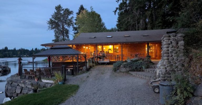 The Fried Fish At This Washington Lakeside Diner Is Worth Dropping Your Line For