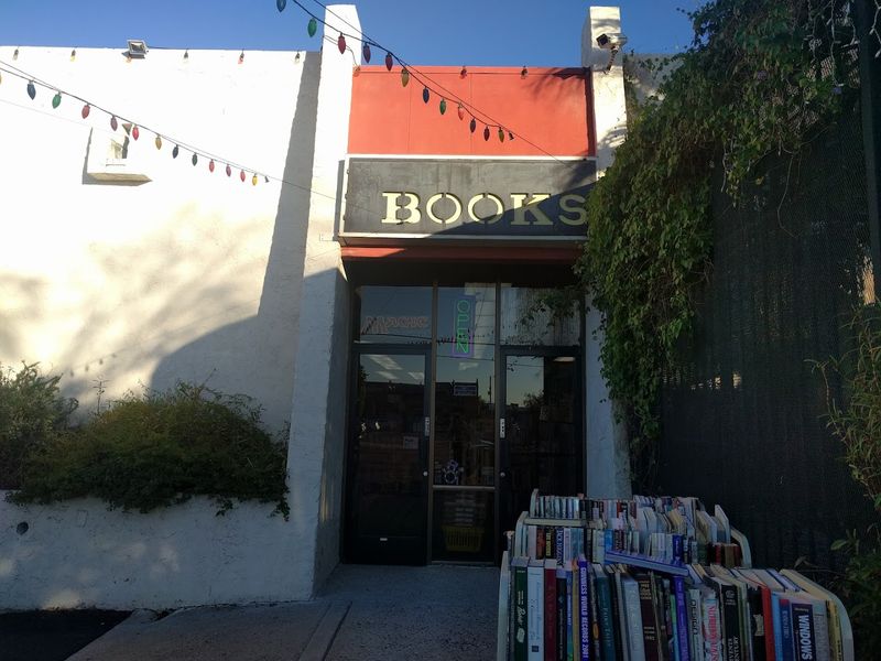 Planning Your Visit To This Phoenix Bookstore