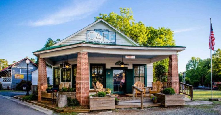 The Green Tomato Sandwich At This Georgia Diner Is What Southern Fall Should Taste Like