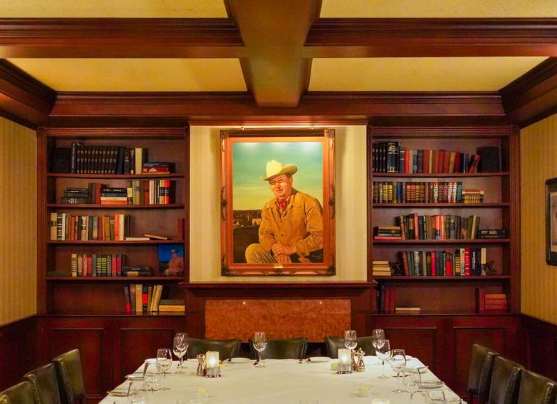 Harris' Restaurant – Old Money Opulence