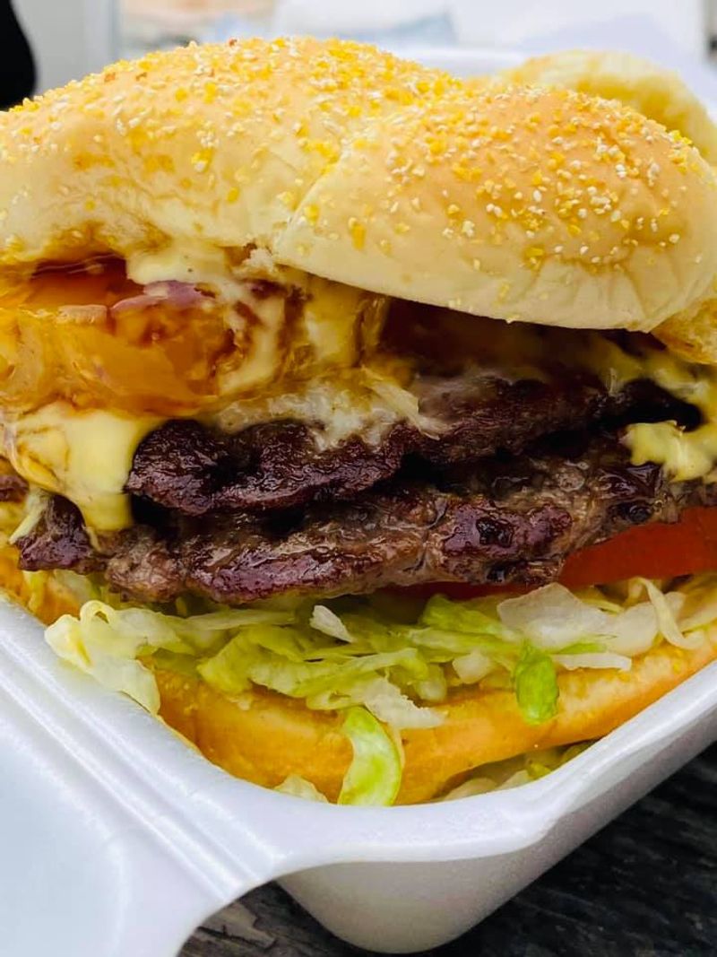 The 1 lb. Super Burger That Earns Its Name