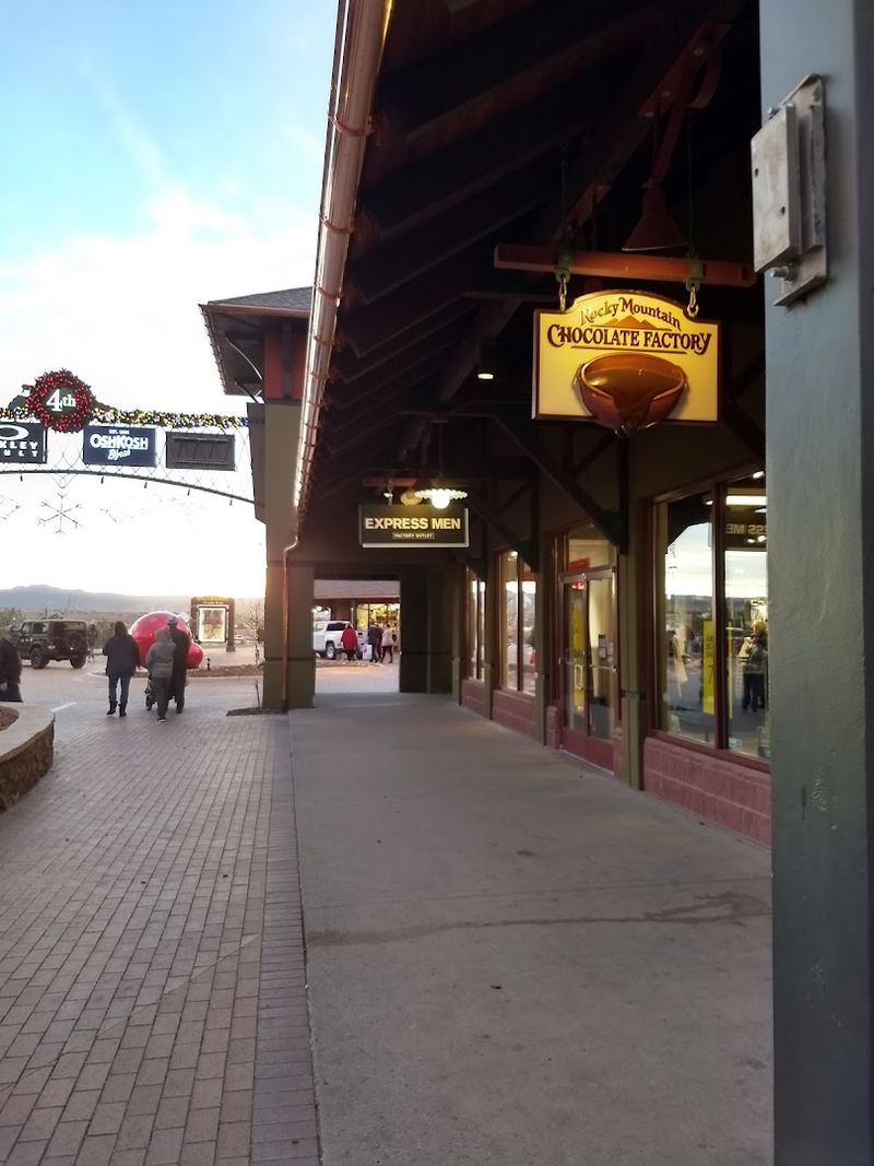 The Holiday Season Transforms This Mall Completely