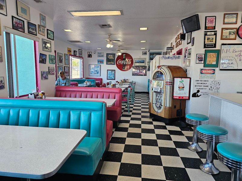 A 1950s Atmosphere That Feels Like Stepping Into A Time Machine