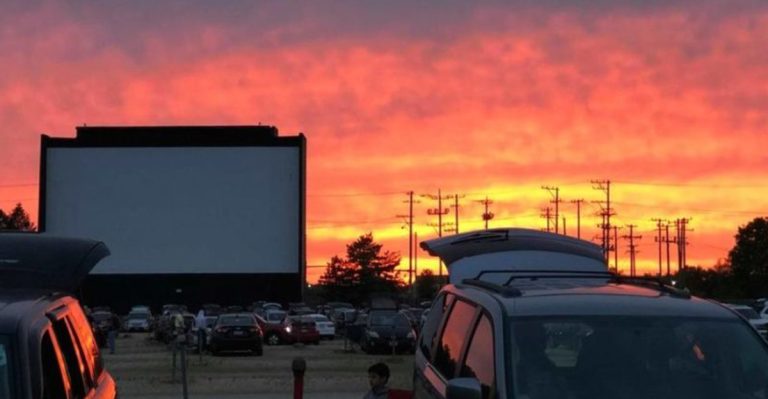 The Illinois Drive-In Theater That Makes Every Showing Feel Like A Retro Celebration