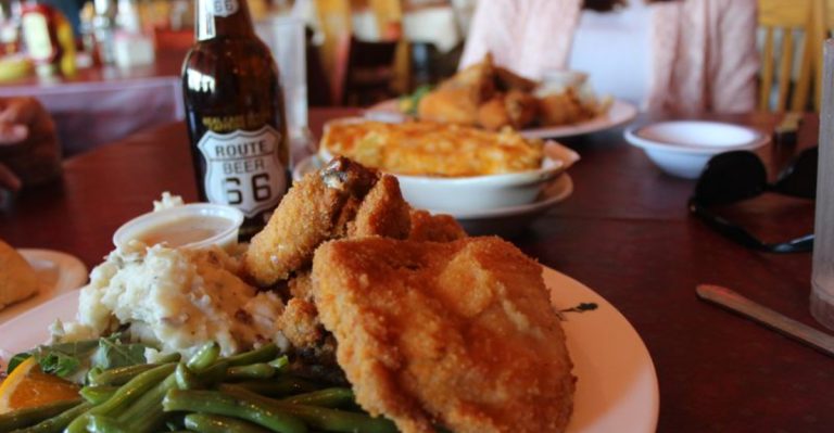 The Illinois Mom & Pop Restaurant That Feels Like A Tradition You Can Still Taste