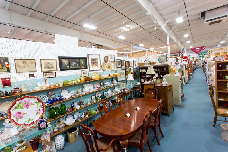 How the Booth Rental Model Works in Your Favor as a Shopper