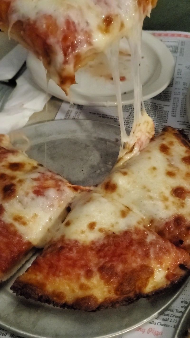 Pizza That Pulls Its Weight in Cheese