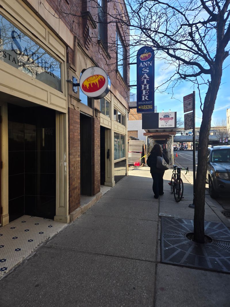 A True Chicago Landmark In Lakeview