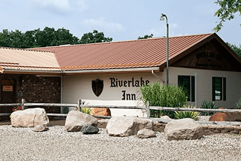 River Lake Inn – Colon