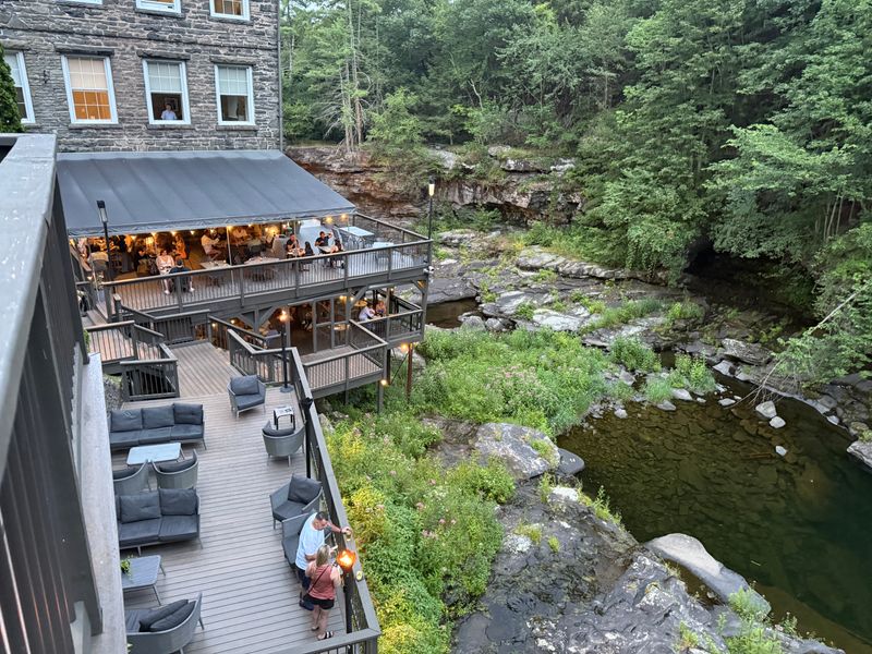 Live Entertainment Elevates Special Evenings